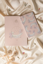 Cargar imagen en el visor de la galería, Set de cuaderno grande y cuaderno pequeño con ilustración en acuarela de una ballena jorobada para journaling y creatividad.