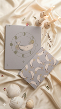 Cargar imagen en el visor de la galería, Set de cuadernos con ilustración original en acuarela de un cachalote. Perfectos para journaling, escritura creativa, dibujo y reflexión. hechosen colombia
