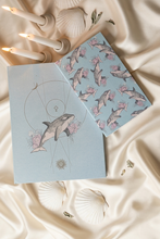 Cargar imagen en el visor de la galería, Set de cuaderno grande y cuaderno pequeño con ilustración original en acuarela de una orca para journaling, escritura y dibujo.