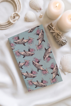 Cargar imagen en el visor de la galería, Detalle de portada de cuaderno espiritual con arte de orcas y balelnas pintado en acuarela