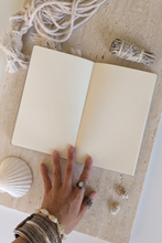 Cargar imagen en el visor de la galería, Cuaderno de journaling con hojas de papel de caña para mujeres bobemias