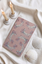 Cargar imagen en el visor de la galería, cuaderno ecologico cosido de ballenas jorobadas hecho en colombia por maria lefay.Botacora perfecta para viajar, tomar notas y hacer journaling.