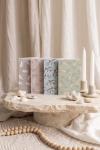 Cargar imagen en el visor de la galería, Cuadernos pequeños tapa blanda para viajes, journaling junto a velas y elementos naturales estilo ritual creativo