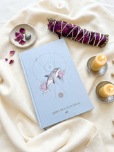 Cargar imagen en el visor de la galería, El Sahumerio Lefay de salvia blanca y rosas secas se presenta junto al Libro de los Sueños y velas sobre un fondo de lino natural. Este sahumerio artesanal está pensado para acompañar prácticas de limpieza energética, meditación, journaling, manifestación y creación de espacios de bienestar y equilibrio.
