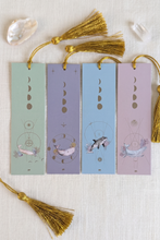 Cargar imagen en el visor de la galería, Separadores de libros para mujeres que leen,  pequeños detalles o regalos para mujeres que aman la lectura, separadores de libros de ballenas con geometria sagrada hechos por casa lefay en colombia
