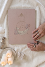Cargar imagen en el visor de la galería, libreta de tapa blanda femenina y bohemia para mujeres que escriben como ritual
