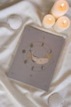 Cargar imagen en el visor de la galería, cuaderno para journaling, con dibujos deballenas, el ciclo dela luna. paraescritura creativa, reflexión personal y journaling
