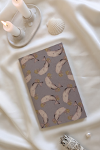 Cargar imagen en el visor de la galería, Cuaderno de journaling junto a velas y elementos naturales estilo ritual creativopara mujeres
