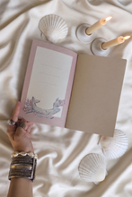 Cargar imagen en el visor de la galería, libreta eco friendly de lomo cosido y tapa blanda parahacer journaling. el regaloperfeto para mujeres en procesos de transformacion espiritual que cuidan el planeta. hechoen colombia por la artista maria lefay . casa lefay
