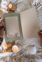 Cargar imagen en el visor de la galería, libreta de lomo cosido  de tapa blanda para mujeres que hacen journaling,diseños delicados y femeninos con animales y plantas
