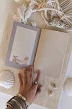Cargar imagen en el visor de la galería, Detalle de portada de cuaderno espiritual con arte de ballenas pintado por Maria Lefay  en acuarela
