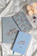 Cargar imagen en el visor de la galería, libros para journaling guiados, para anotar los sueños y entender sus mensaje sy significado. hechos en colombia por la artista maria lefay. 
